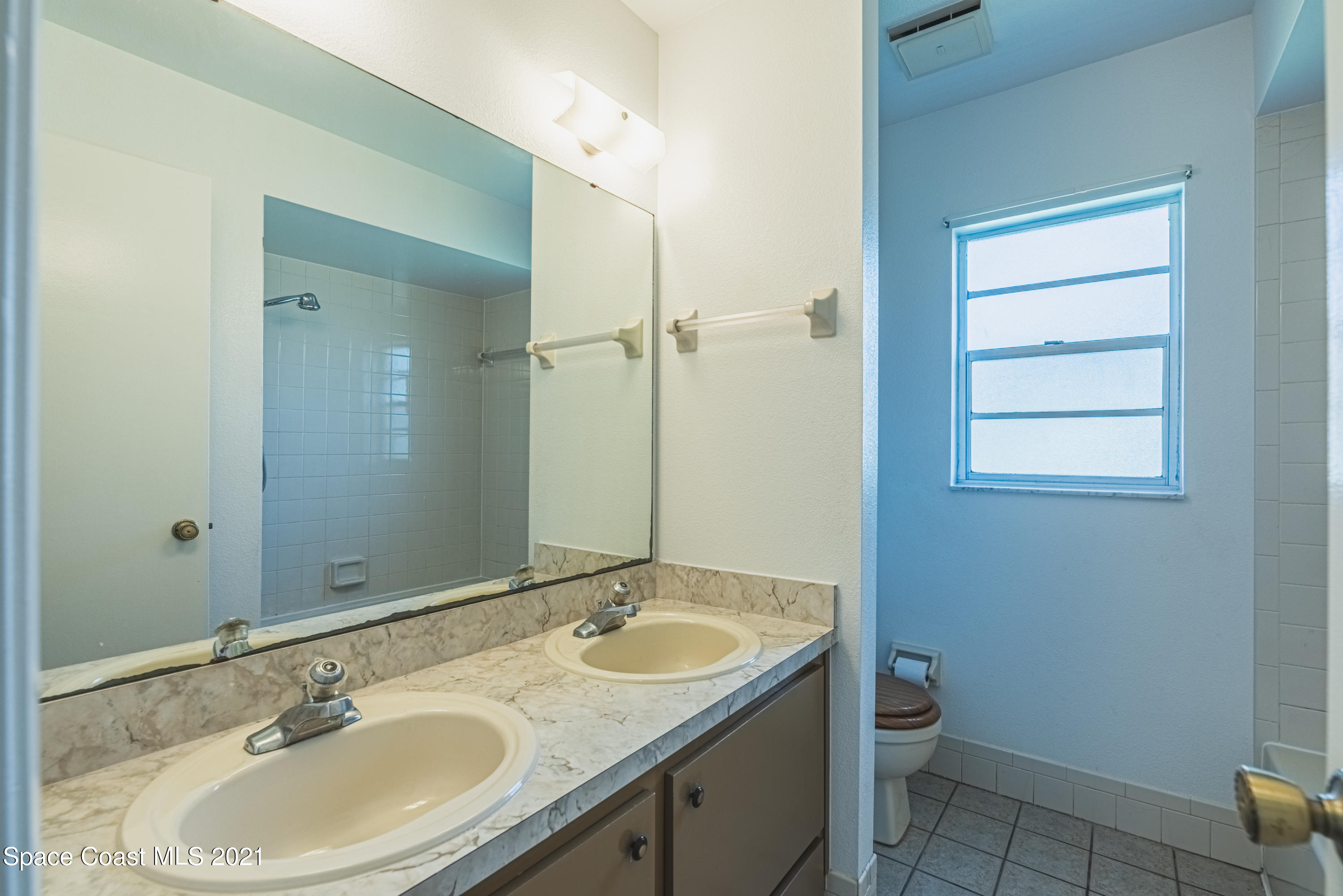 2021 Tallpine Road Melbourne, FL 32935 - Photo 27 of 44 Main Bathroom