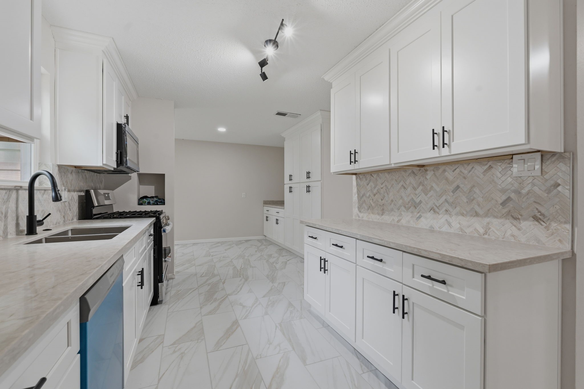 8122 Oak Moss Drive Spring, TX 77379 - Photo 11 of 36 Kitchen