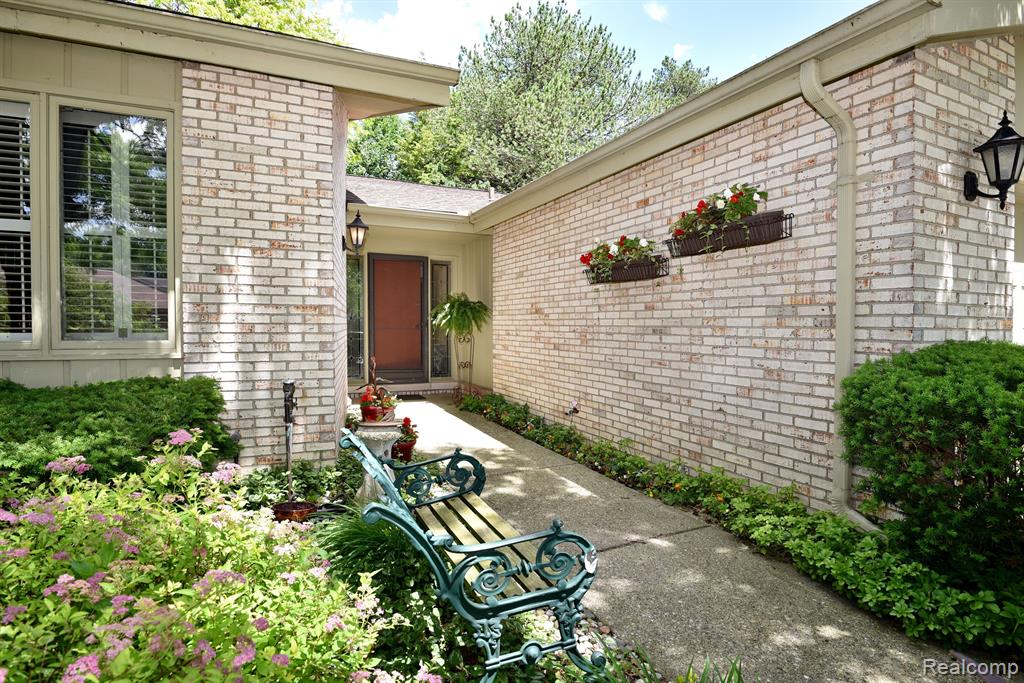 7139 Suncrest Road West Bloomfield, MI 48322 - Photo 2 of 34