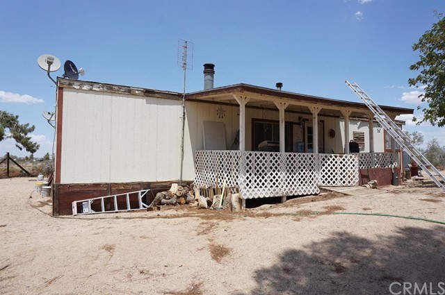 42974 Manatee Street Newberry Springs, CA 92365 - Photo 4 of 20 a front view of a house with a yard