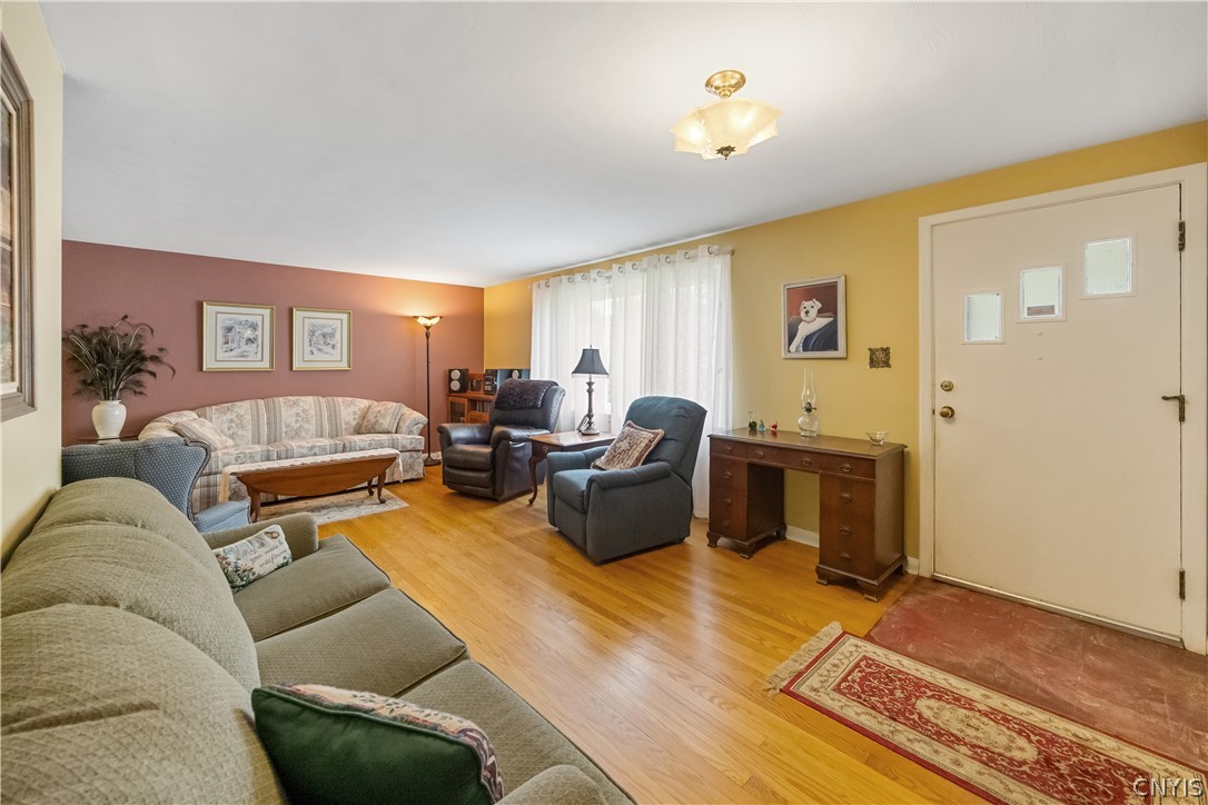 208 Harding Place Syracuse, NY 13205 - Photo 4 of 30