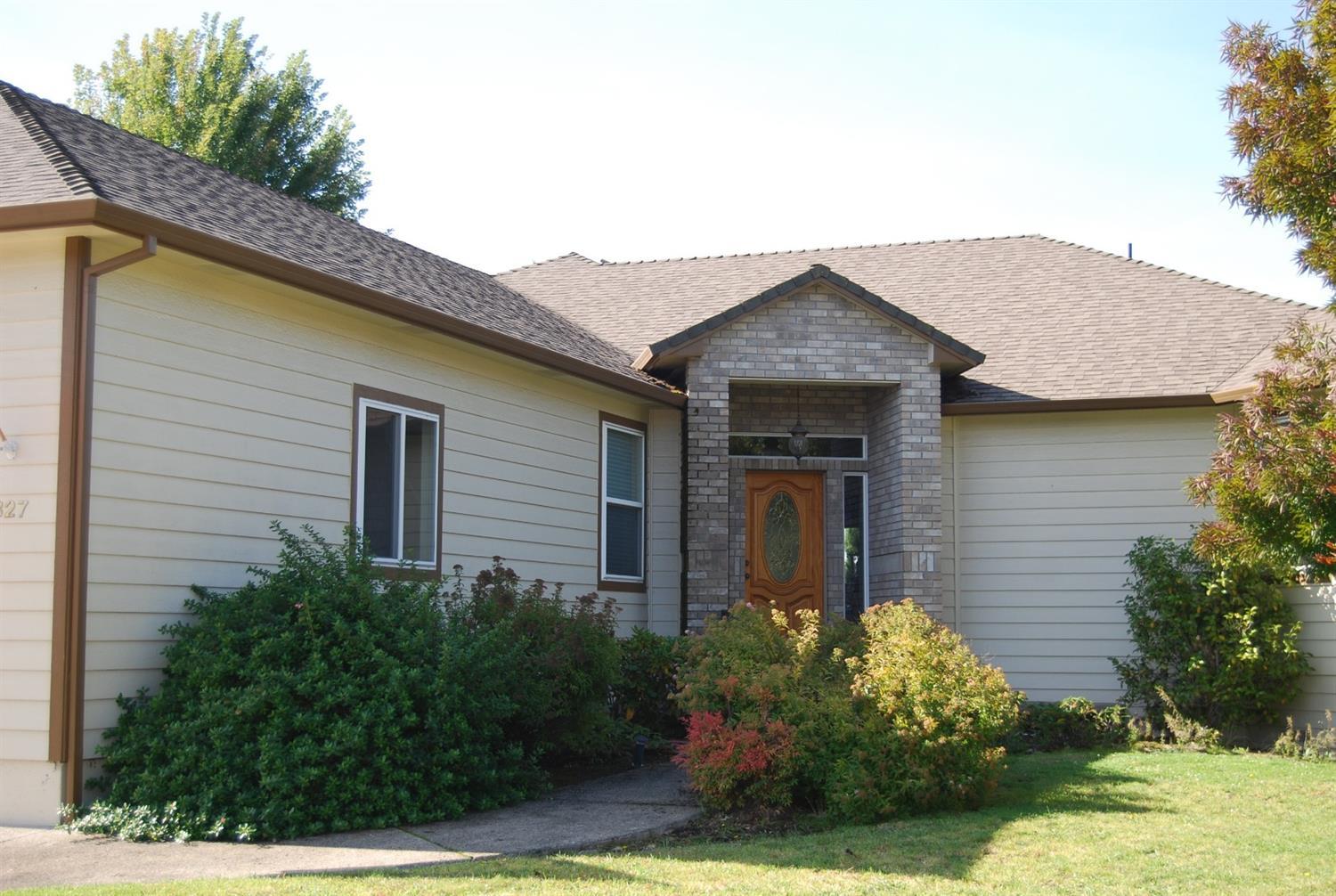 827 Ridgeway Avenue Central Point, OR 97502 - Photo 1 of 34 a front view of a house with garden