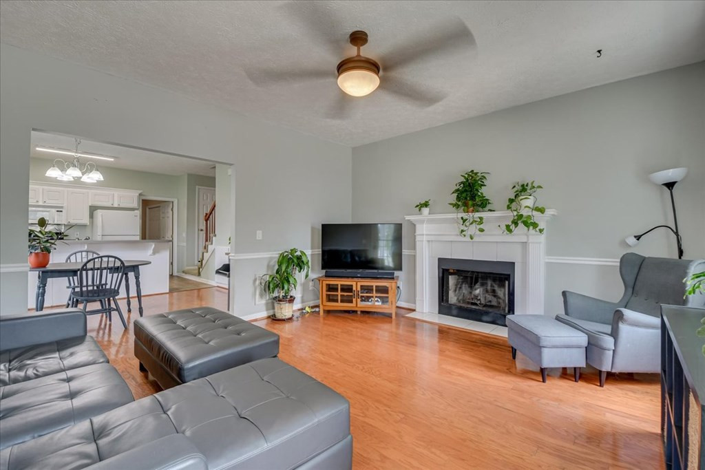 142 Charleston Row Boulevard Aiken, SC 29803 - Photo 4 of 22 Living Room