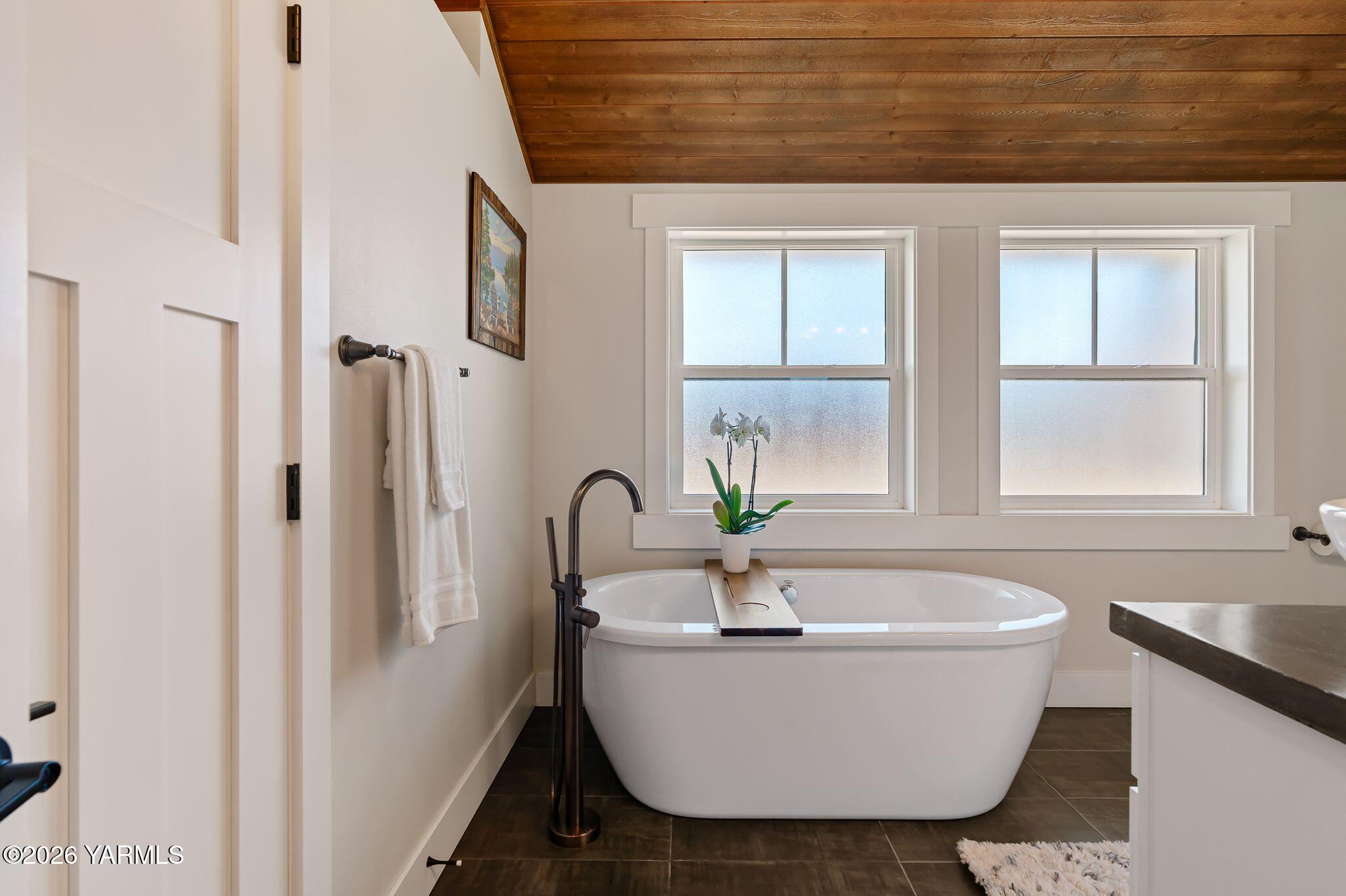491 Elliott Road Cowiche, WA 98923 - Photo 26 of 56 First Primary Bathroom Garden Tub