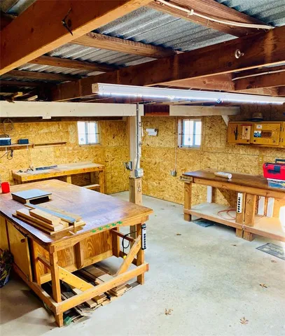 a view of a house with backyard and tree