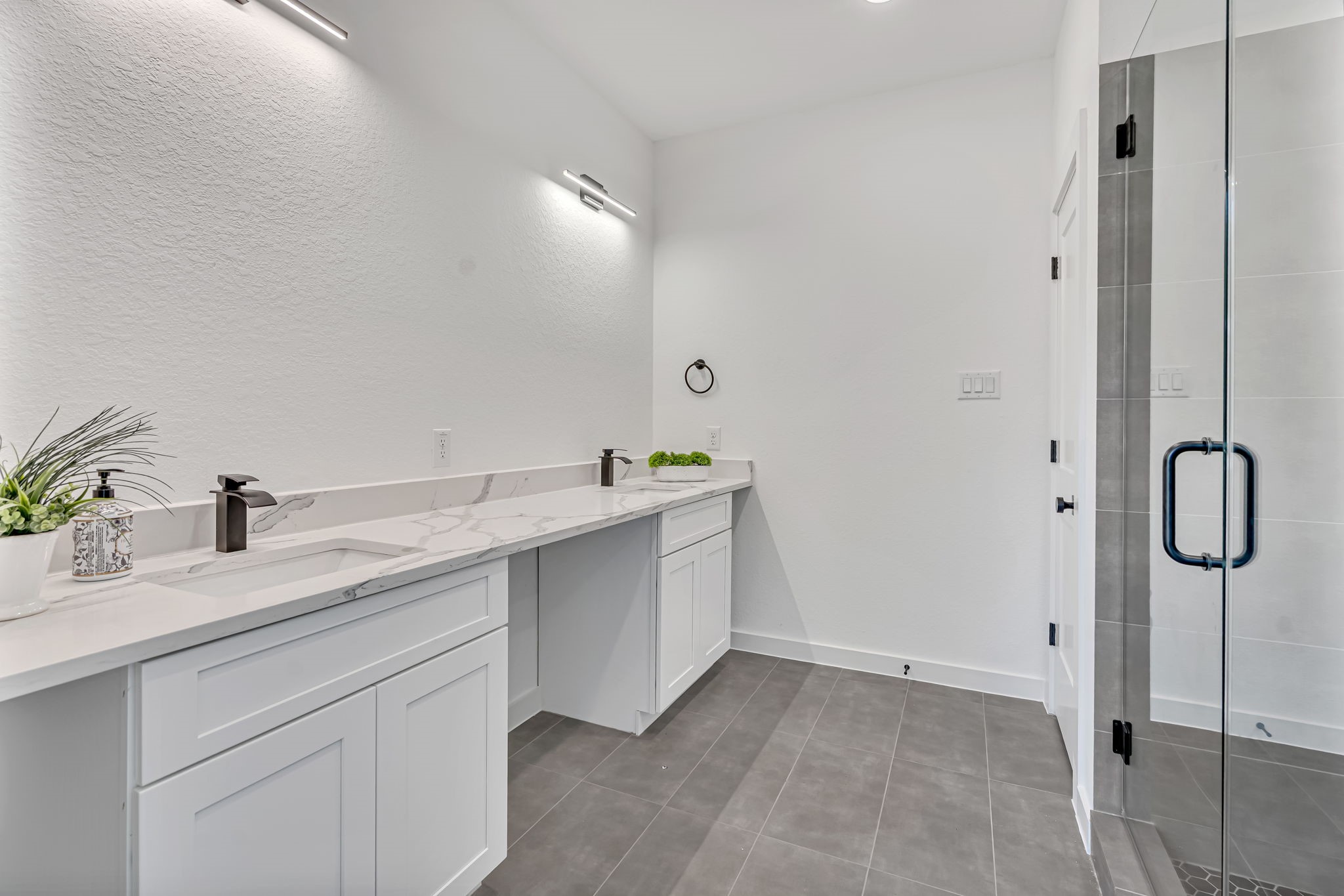 3620 Sauer Street, Unit B Houston, TX 77004 - Photo 19 of 31 a bathroom with a sink and a mirror