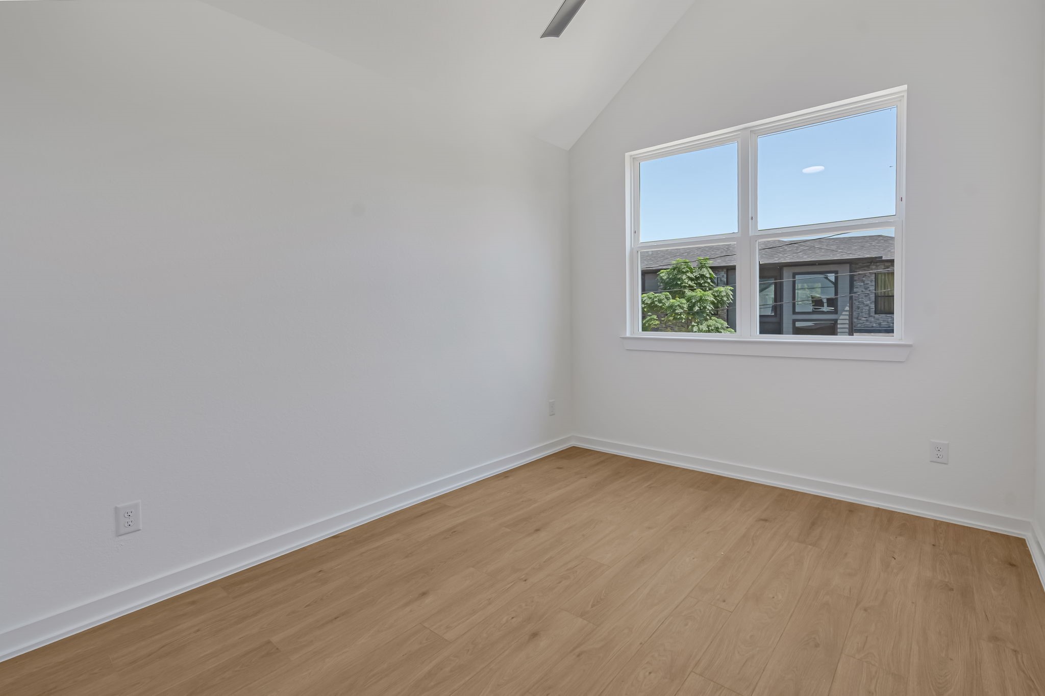 3620 Sauer Street, Unit B Houston, TX 77004 - Photo 23 of 31 an empty room with a window
