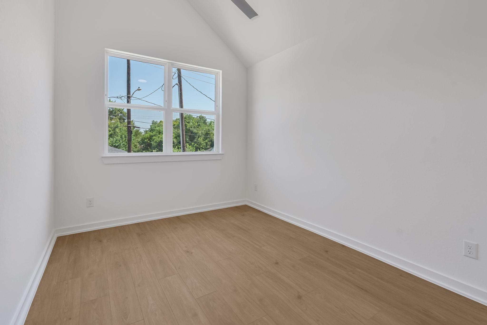 3620 Sauer Street, Unit B Houston, TX 77004 - Photo 25 of 31 an empty room with a window