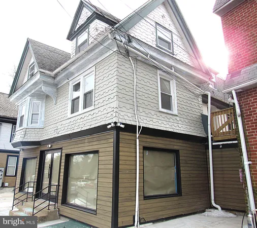 $1,900 | 708 Oak Lane, Unit REAR APARTMENT, Philadelphia, PA 19126