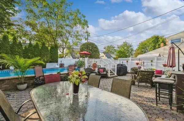 $899,000 | 32 Return Lane, Levittown, NY 11756