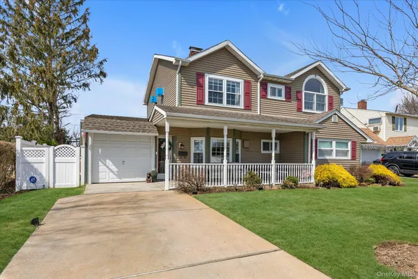 $899,000 | 32 Return Lane, Levittown, NY 11756