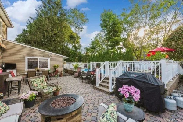 $899,000 | 32 Return Lane, Levittown, NY 11756