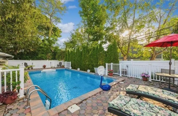 $899,000 | 32 Return Lane, Levittown, NY 11756
