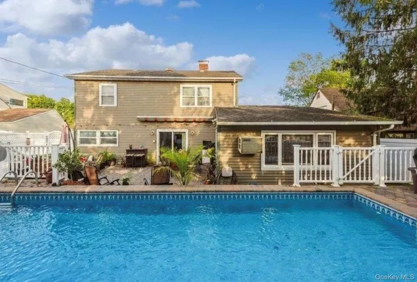 $899,000 | 32 Return Lane, Levittown, NY 11756