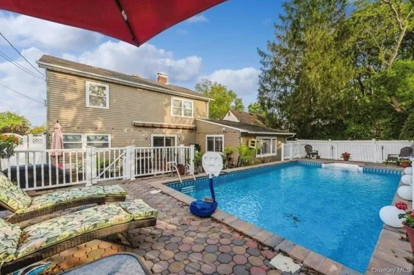 $899,000 | 32 Return Lane, Levittown, NY 11756