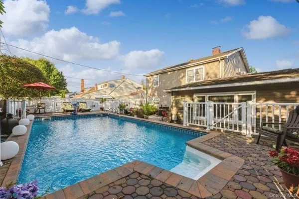 $899,000 | 32 Return Lane, Levittown, NY 11756