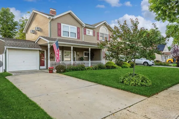 $899,000 | 32 Return Lane, Levittown, NY 11756