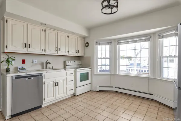 $899,000 | 32 Return Lane, Levittown, NY 11756