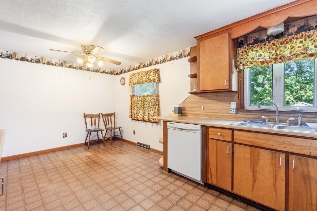 14 Sunbrier Road Springfield, MA 01129 - Photo 2 of 32