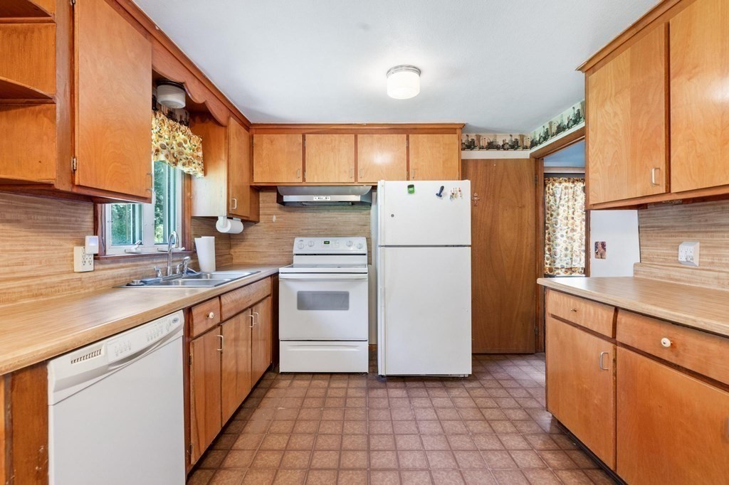 14 Sunbrier Road Springfield, MA 01129 - Photo 3 of 32