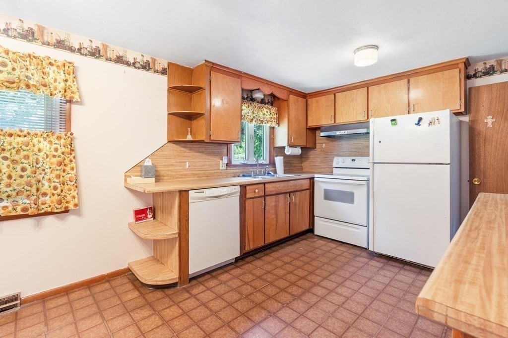 14 Sunbrier Road Springfield, MA 01129 - Photo 4 of 32