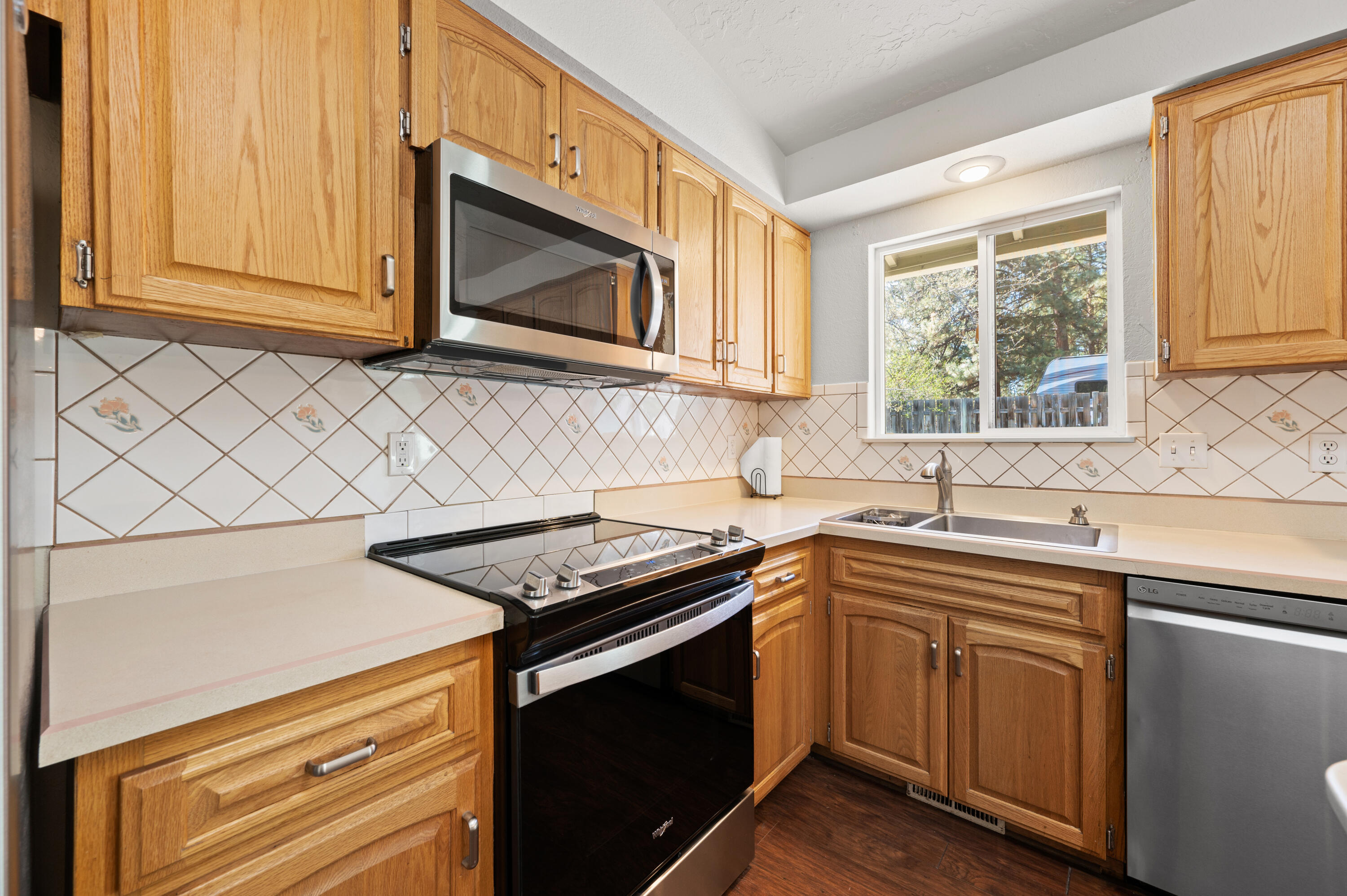 61207 Travis Road Bend, OR 97702 - Photo 18 of 48 Tile backsplash.