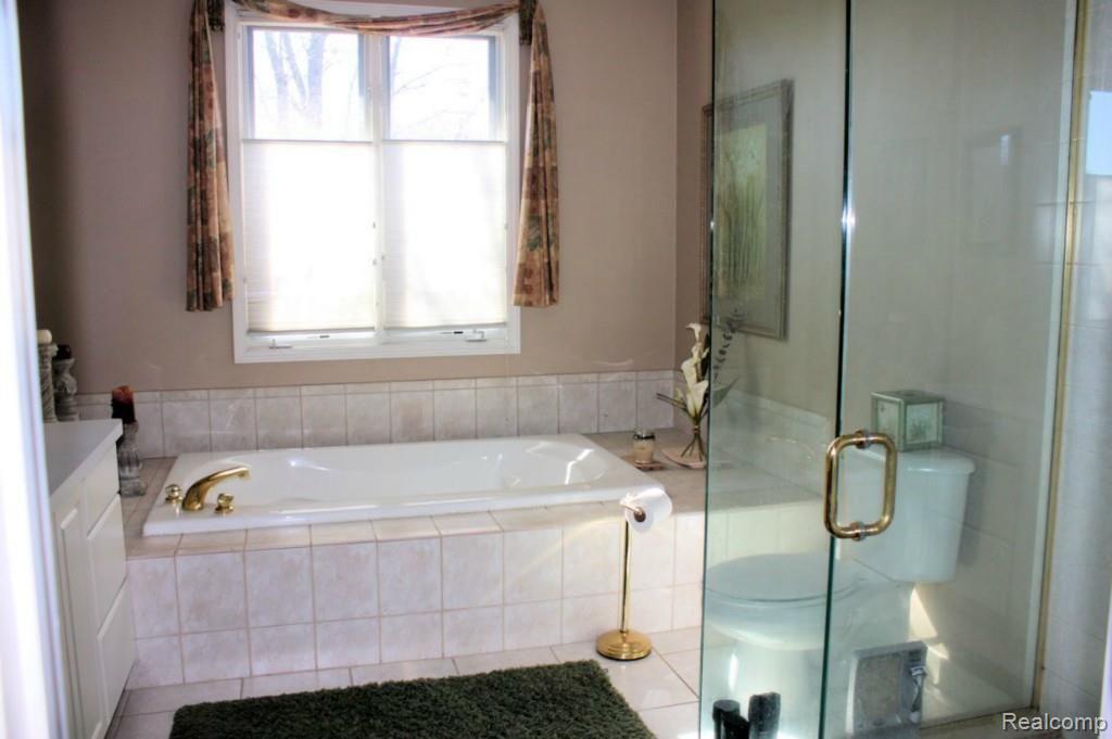 73246 Windmill Lane Romeo, MI 48065 - Photo 18 of 37 Mst bth.jpg