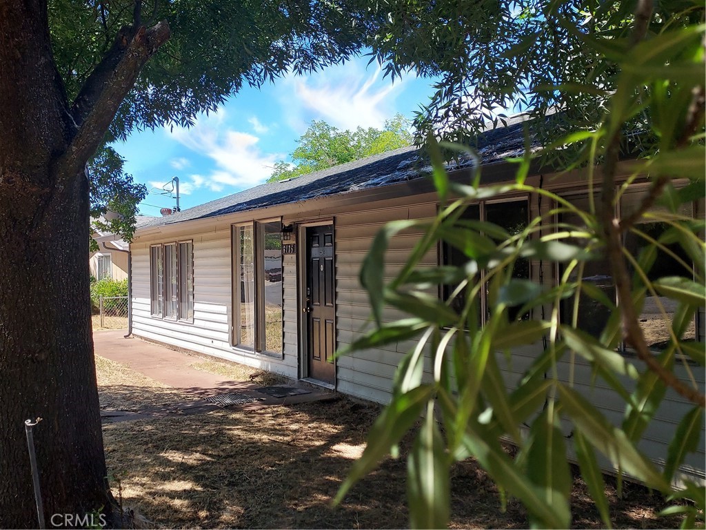 6135 Ridgeview Drive Clearlake, CA 95422 - Photo 5 of 36 a backyard of a house with lots of green space