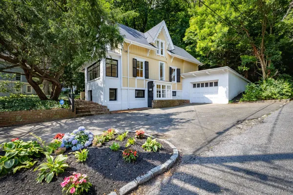 $999,990 | 122 Main Street, Roslyn, NY 11576