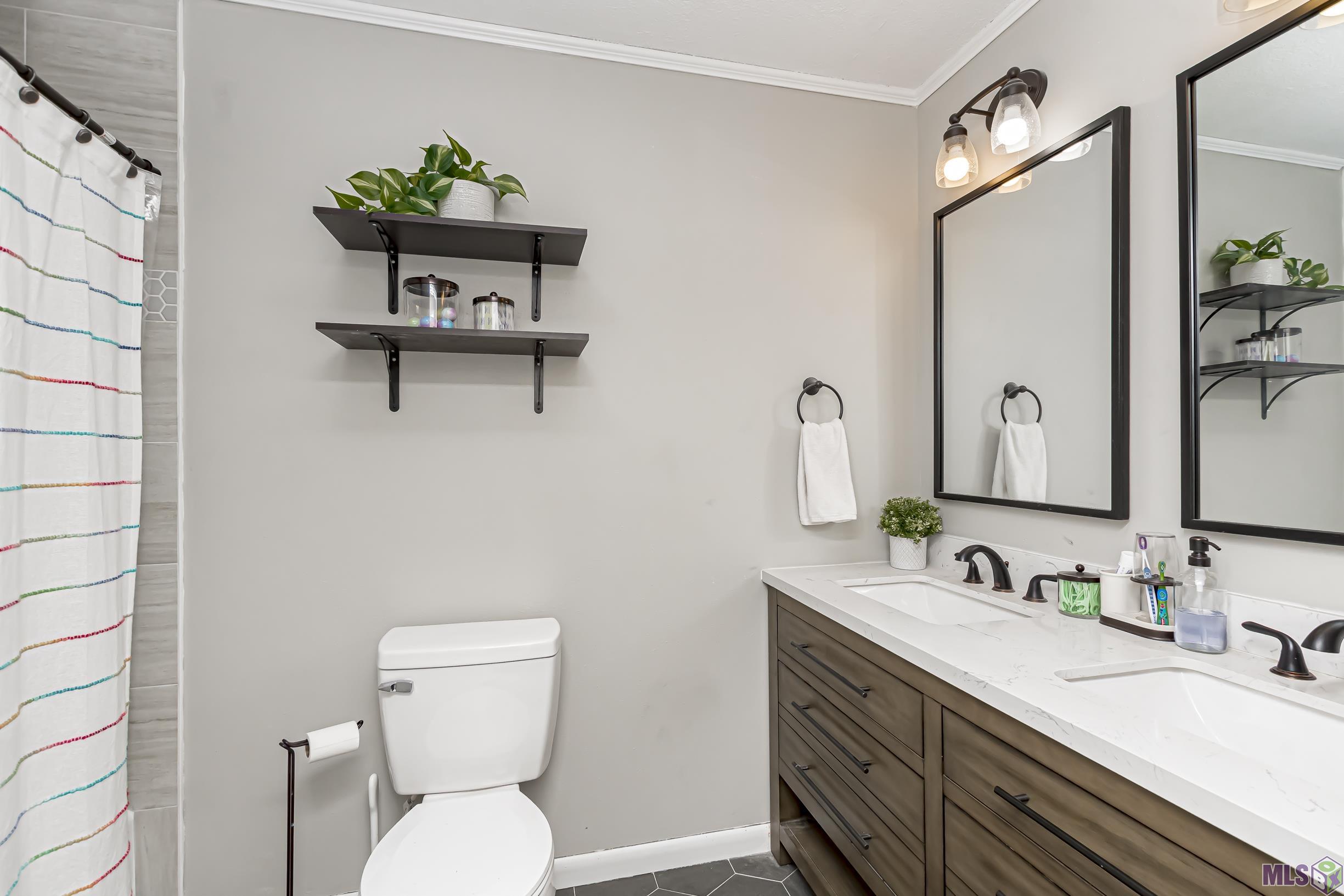 1633 South Tamarix Street Baton Rouge, LA 70808 - Photo 16 of 30 Hall Bathroom