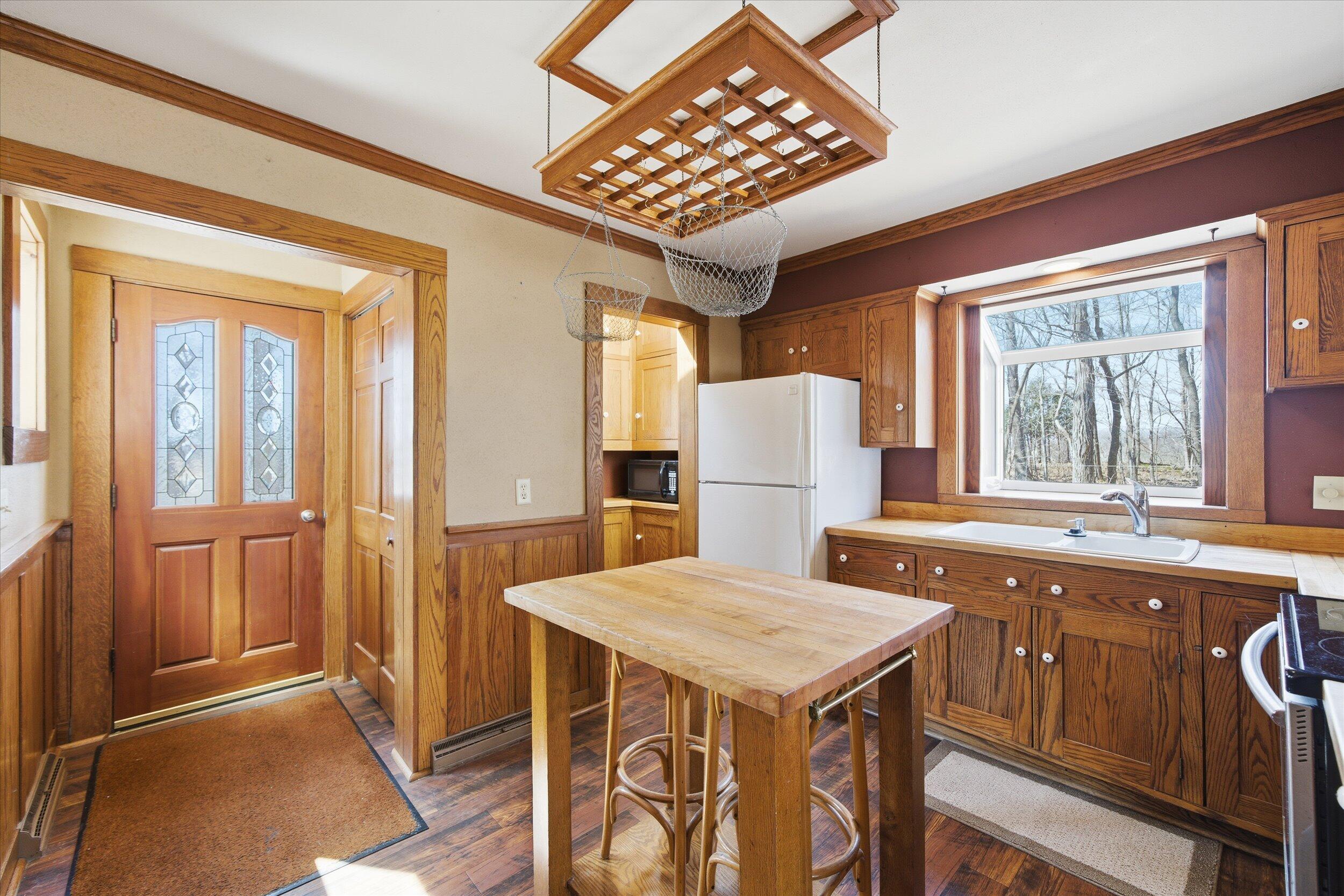 9561 Maple Tree Road Kewaskum, WI 53040 - Photo 7 of 46 kitchen2
