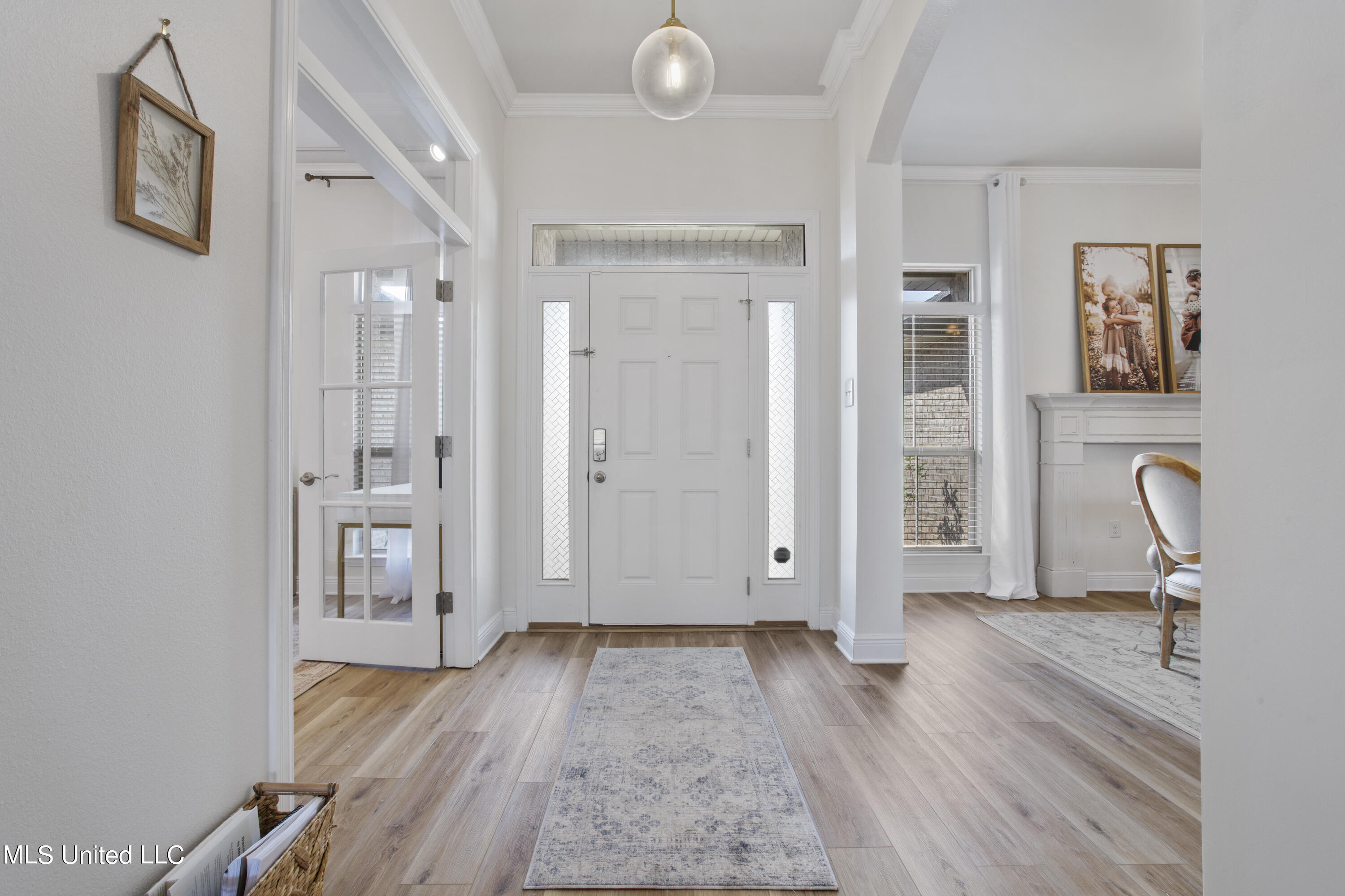 6258 Roxanne Way Biloxi, MS 39532 - Photo 4 of 36 Entrance Foyer