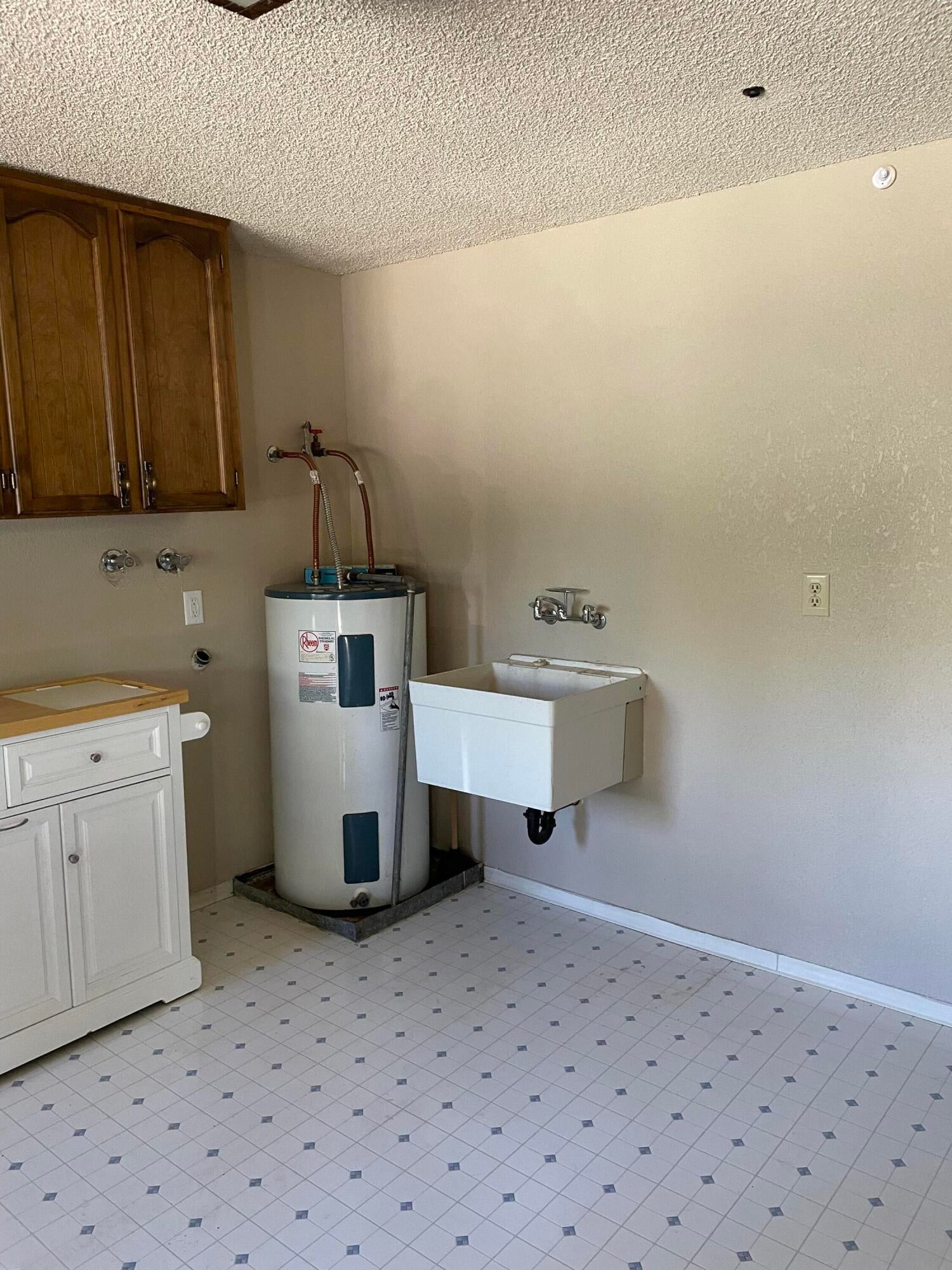 1875 Crowfoot Road Eagle Point, OR 97524 - Photo 19 of 27 Laundryroom-2
