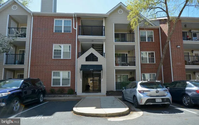 $2,300 | 3312 Wyndham Circle, Unit 107, Alexandria, VA 22302