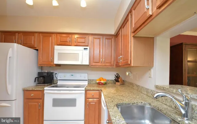 $2,300 | 3312 Wyndham Circle, Unit 107, Alexandria, VA 22302