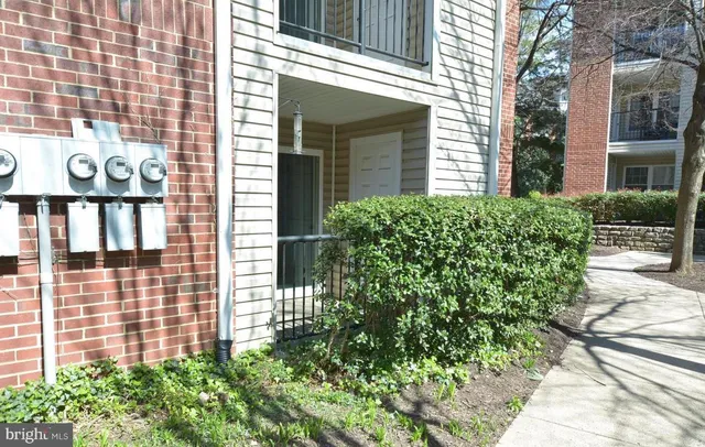 $2,300 | 3312 Wyndham Circle, Unit 107, Alexandria, VA 22302