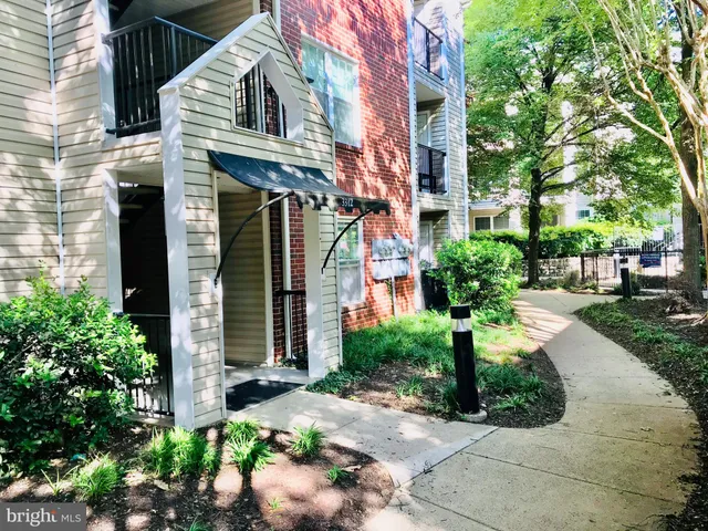 $2,300 | 3312 Wyndham Circle, Unit 107, Alexandria, VA 22302