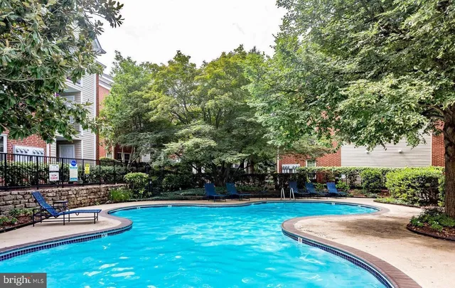 $2,300 | 3312 Wyndham Circle, Unit 107, Alexandria, VA 22302