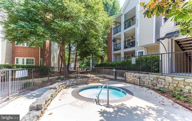 $2,300 | 3312 Wyndham Circle, Unit 107, Alexandria, VA 22302