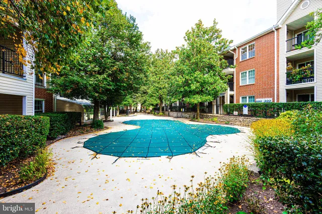 $2,300 | 3312 Wyndham Circle, Unit 107, Alexandria, VA 22302