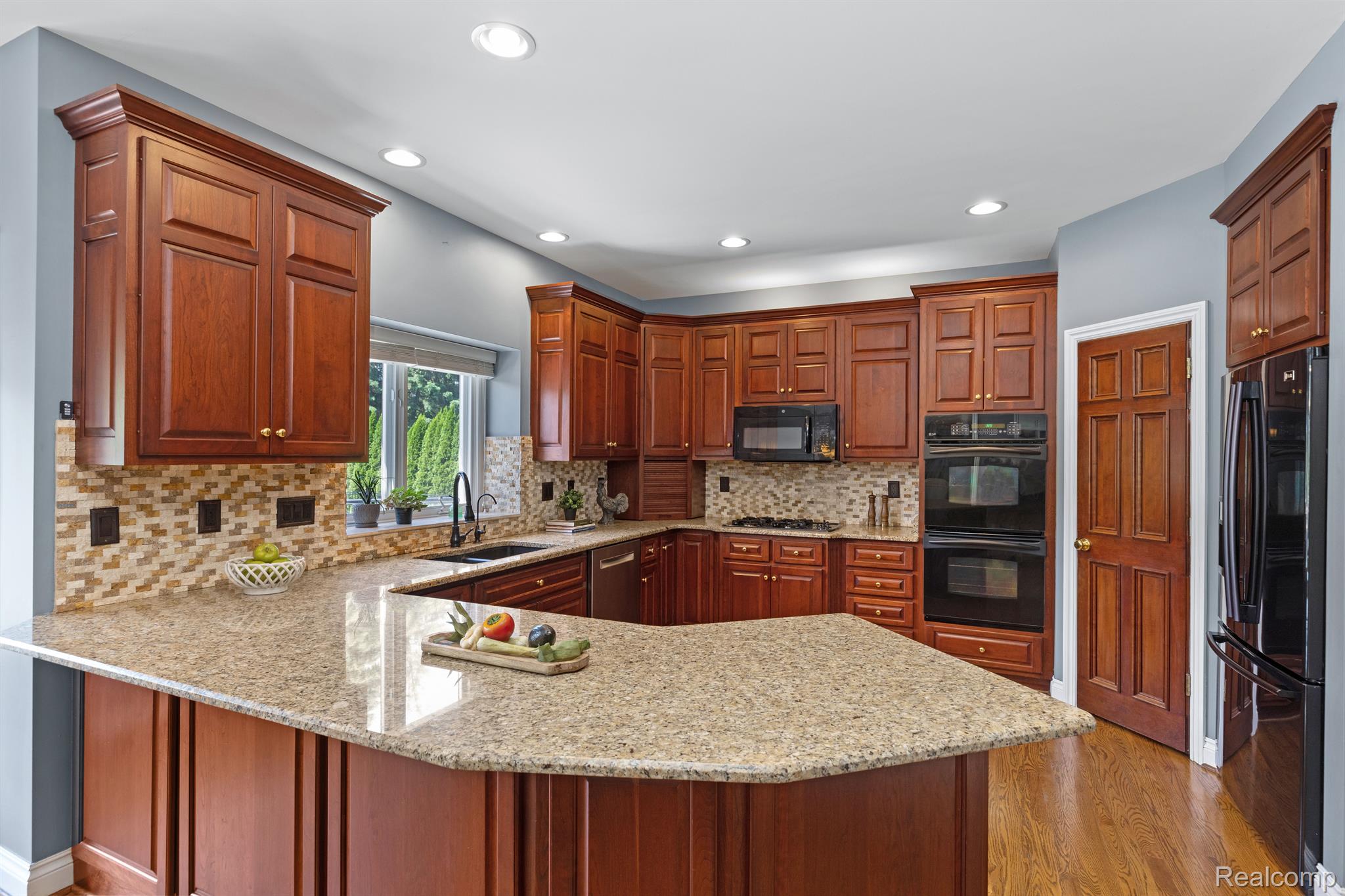1424 Pebble Ridge Drive Rochester, MI 48307 - Photo 18 of 72 17 Granite counters