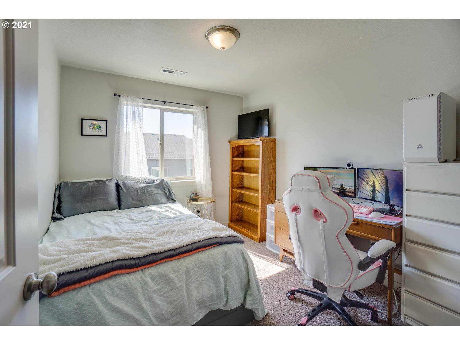 129 North 44th Place Ridgefield, WA 98642 - Photo 14 of 27 a bedroom with a bed and a chair