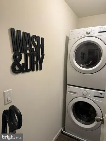a view of entryway with washer and dryer