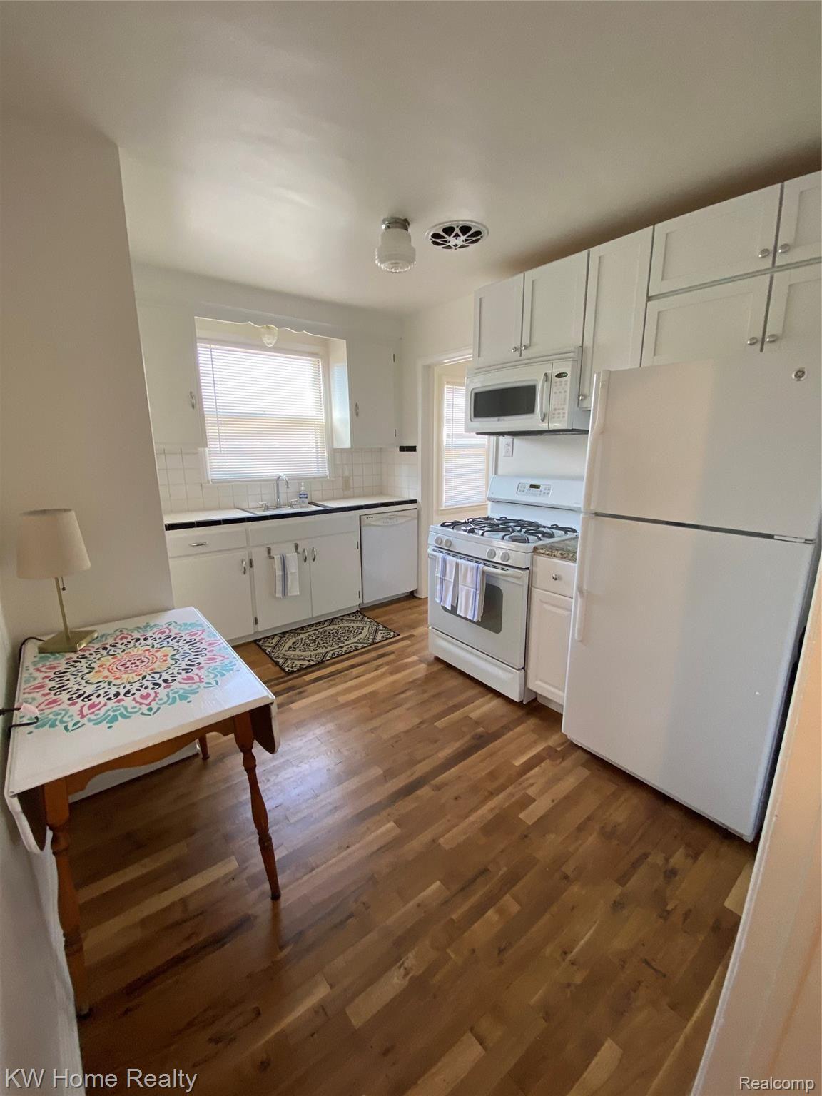 11304 Inkster Road Redford, MI 48239 - Photo 18 of 62 Kitchen with natural hardwood floors and all appliances stay.