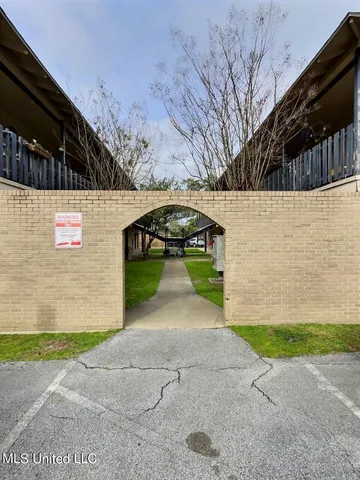 $950 | 318 Porter Avenue, Unit 204, Ocean Springs, MS 39564