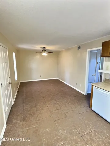 $950 | 318 Porter Avenue, Unit 204, Ocean Springs, MS 39564