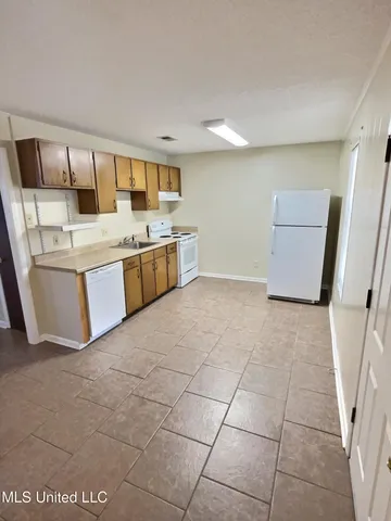 $950 | 318 Porter Avenue, Unit 204, Ocean Springs, MS 39564