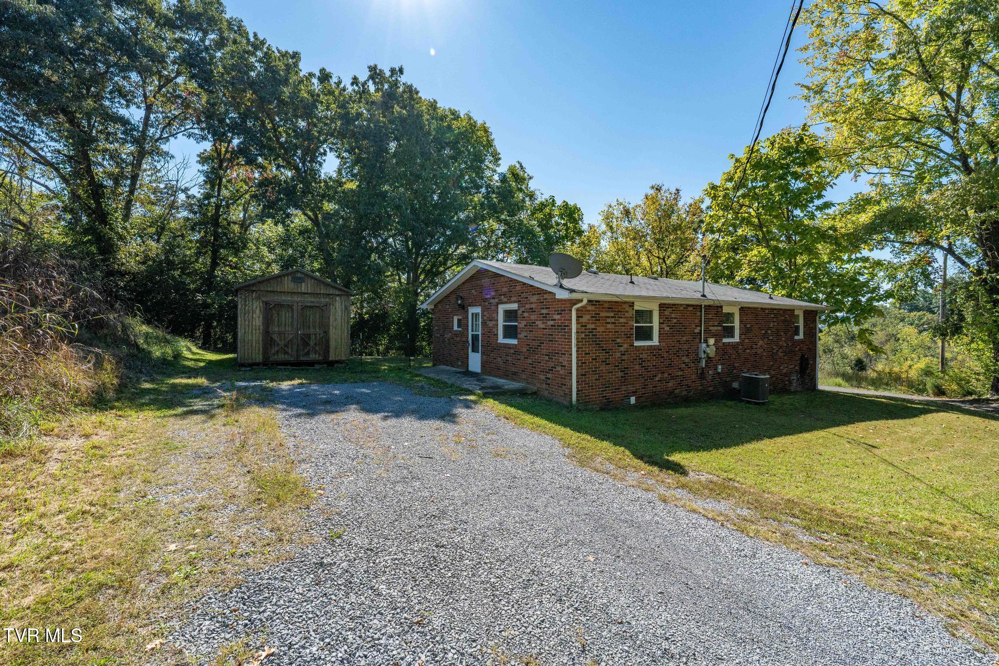 338 Gifford Road Bristol, TN 37620 - Photo 39 of 57 Driveway