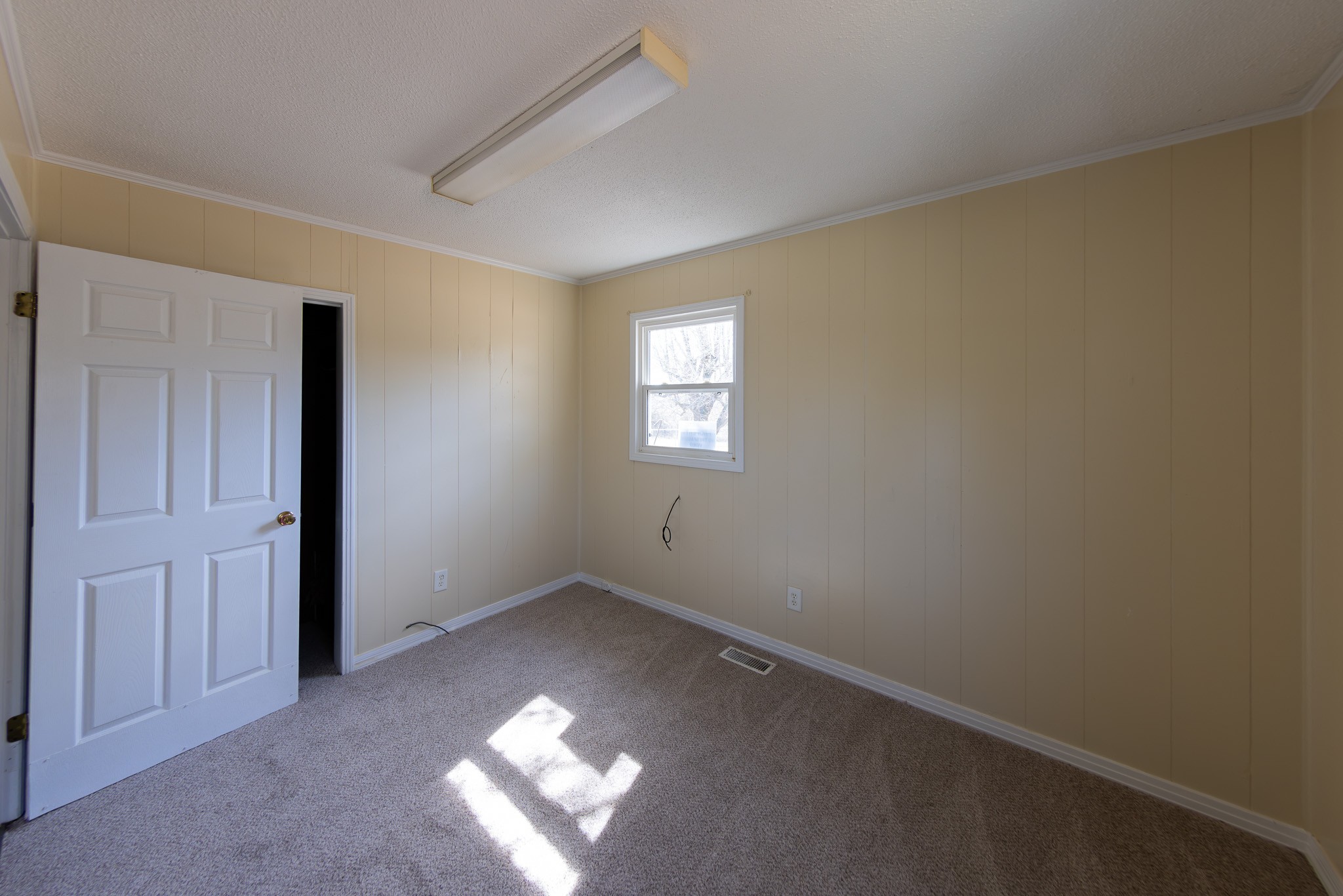 674 Switzerland Road Hohenwald, TN 38462 - Photo 25 of 38 an empty room with windows and closet
