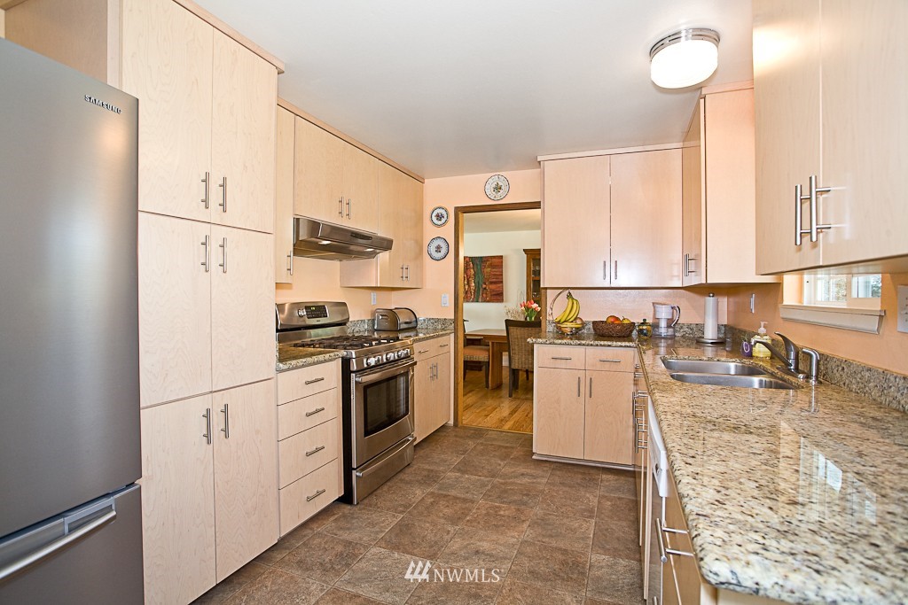 8523 214th Place Southwest Edmonds, WA 98026 - Photo 4 of 25 Gallery Image 4